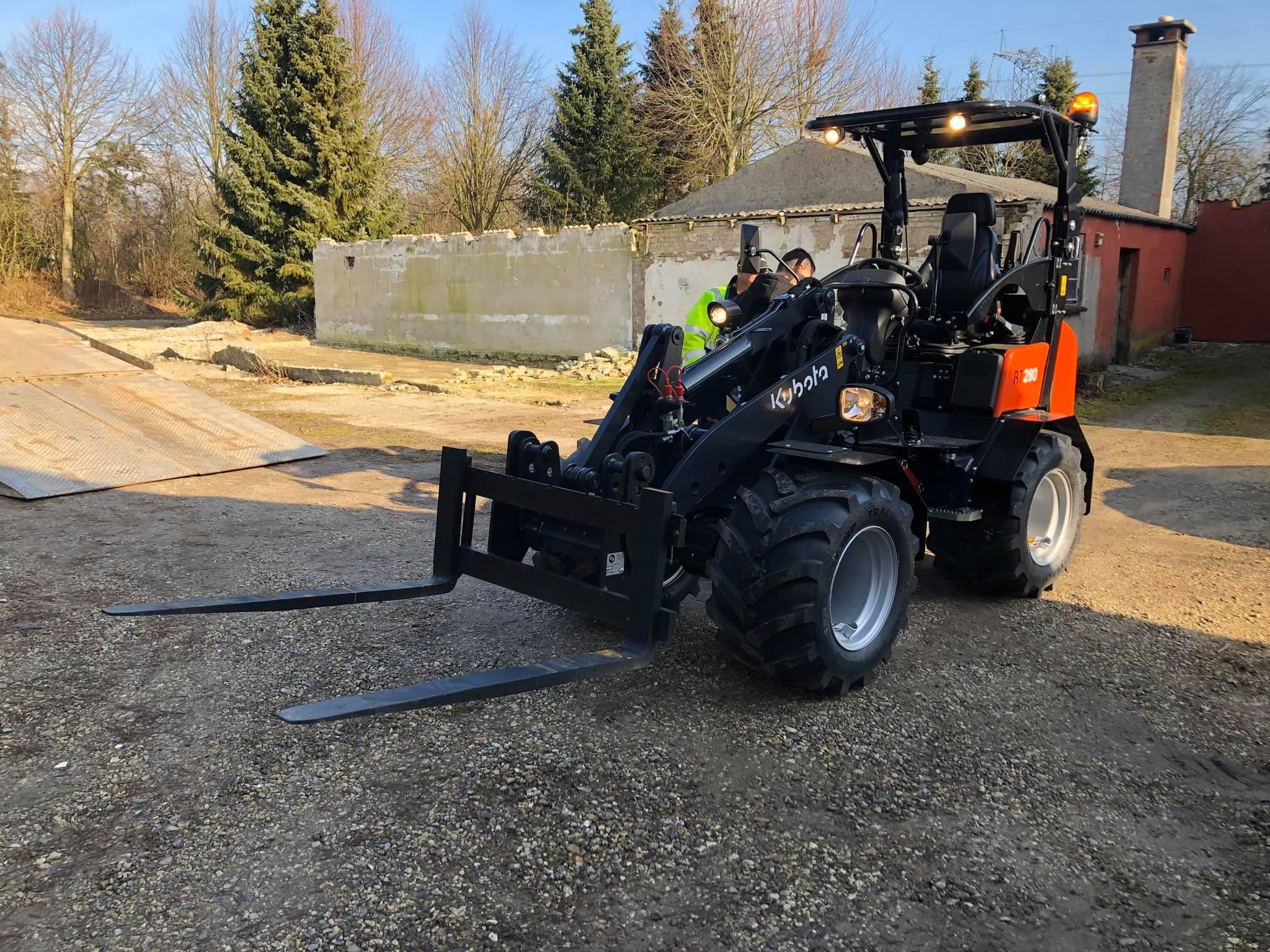 Lej minilæsser hos JM Maskinudlejning i Randers. Minilæsser udlejning til private og erhverv – nem booking og fair priser.