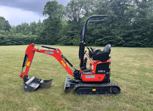 Hos JM Maskinudlejning tilbyder vi gravemaskine udlejning til både private og erhverv. Vi udlejer primært Kubota minigravere, som er kendt for driftssikkerhed, brugervenlighed og høj kvalitet.
